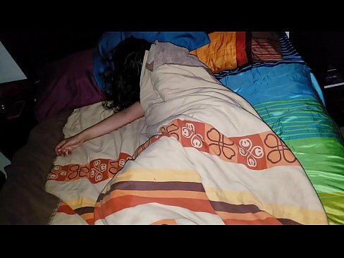 ❤️ Anak tiri berating ibu tiriné enom nalika dheweke turu. ☑ Cukup porno ing kita  ❌️❤